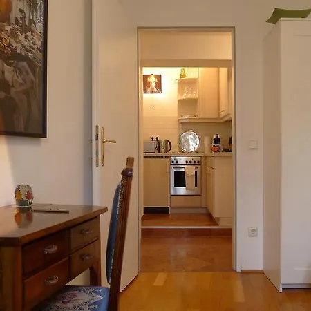 Artist's Altstadt-apartment *